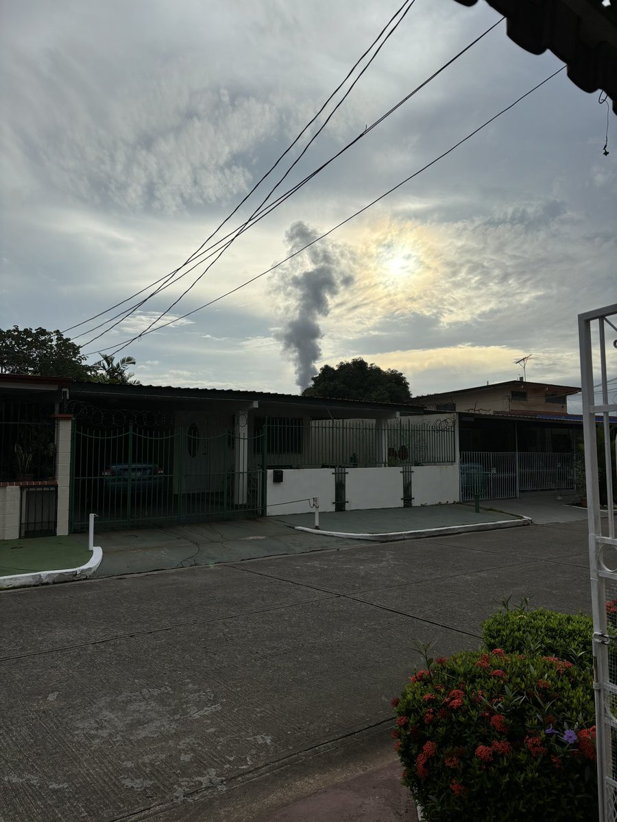 nmalena's tweet photo. @juancanavarro Sr Ministró le mando foto de una fábrica que tenemos atrás de nuestra barriada y emite este humo y los olores abajo son muy fuertes creo que es batería.  Esto es por la barriada Pedregalito que se encuentra frente a la JJ Vallarino. Necesitamos su ayuda https://t.co/G3wxjUD1qJ