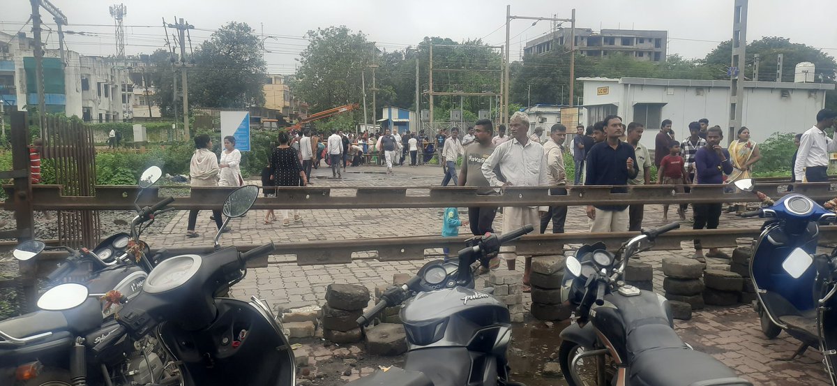 deshmukh363's tweet photo. @WesternRly @CMOGuj @CRPaatil @PMOIndia 
धोबी का कुत्ता न घरका न घाट का ऐसी स्थिति है नवसारी में , रेलवे क्रोसिन फाटक भी बंध ओर ओवर ब्रिज भी बंद https://t.co/E7NDGLM4YV