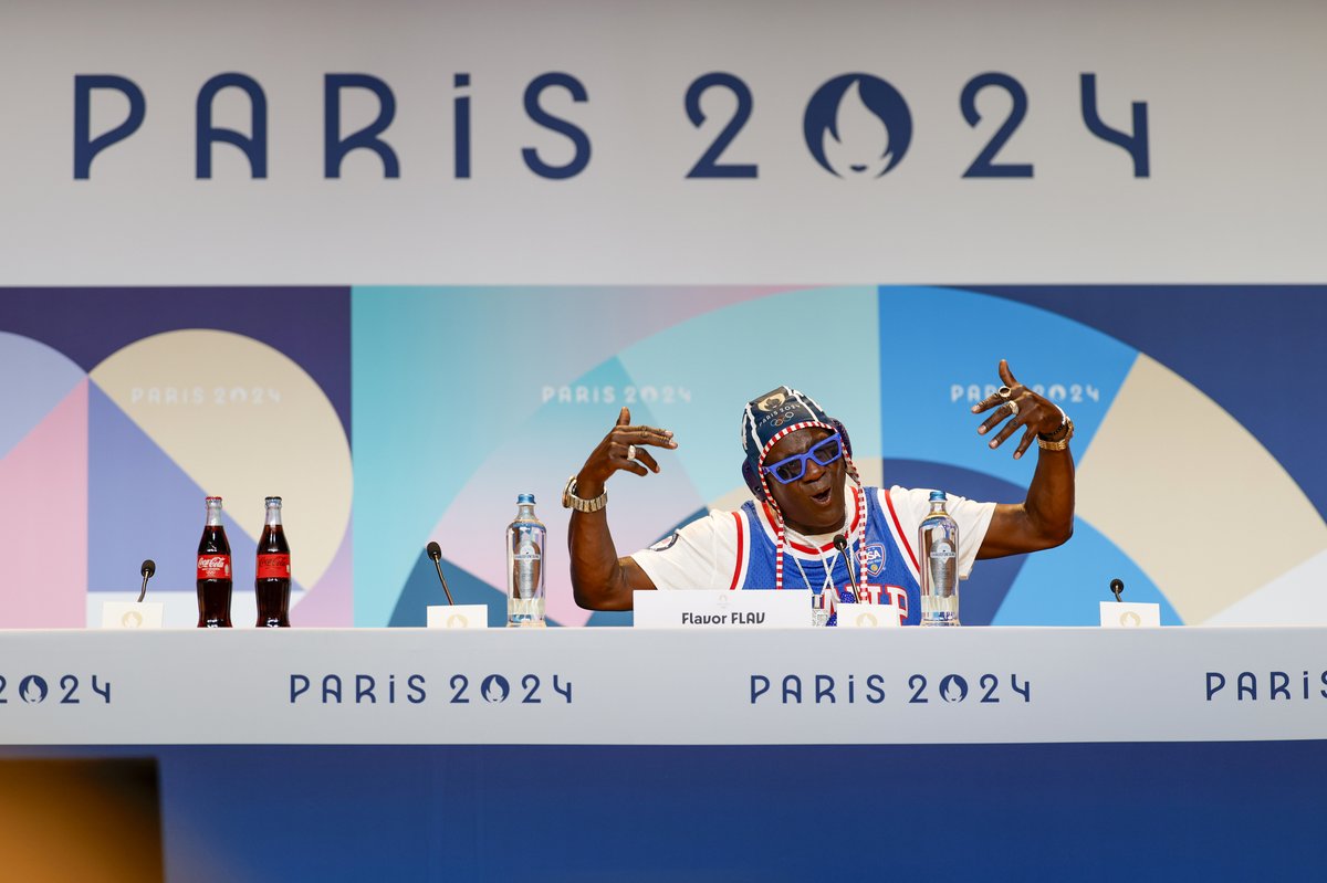 USAWP's tweet photo. Our hype man has arrived at #Paris2024

@FlavorFlav is in the building! Views from his press conference today where it was all love for #waterpolo 

Games begin tomorrow and Flav will be there! 

Pics by @jcable12 https://t.co/4jsEV8mBSb