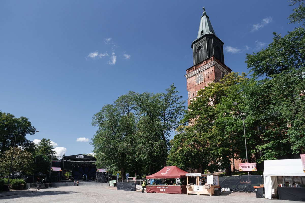 DBTL_Festivaali's tweet photo. DBTL 2024- festivaalien päivä 2️⃣ valmiina alkamaan! Portit upeaan Turun Tuomiokirkkopuistoon ovat auki ja alue on valmiina vieraita varten 🥰🥳 Päivän huikean artistikattauksen aloittaa klo 1️⃣6️⃣0️⃣0️⃣ Viivi! 👌🙌

#dbtl #dbtl2024

📷: Valtteri Hentilä / United Festivals Oy https://t.co/gTUBRLoPad