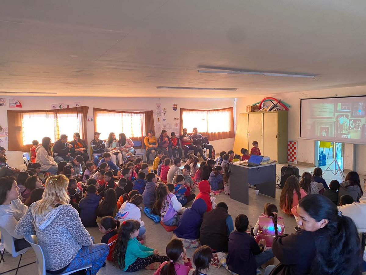SubSecGobierno's tweet photo. ACCION COMUNITARIA 🎬 Junto a más de 100 chicos de instituciones de Barrio Mitre, realizamos una nueva jornada de Cine en tu Barrio.
Una gran tarde para las familias que disfrutaron una peli y una merienda para cerrar estás vacaciones 🙌 
@jaimemendezh 
@NigroFrancisco https://t.co/t4YCS0yhKf