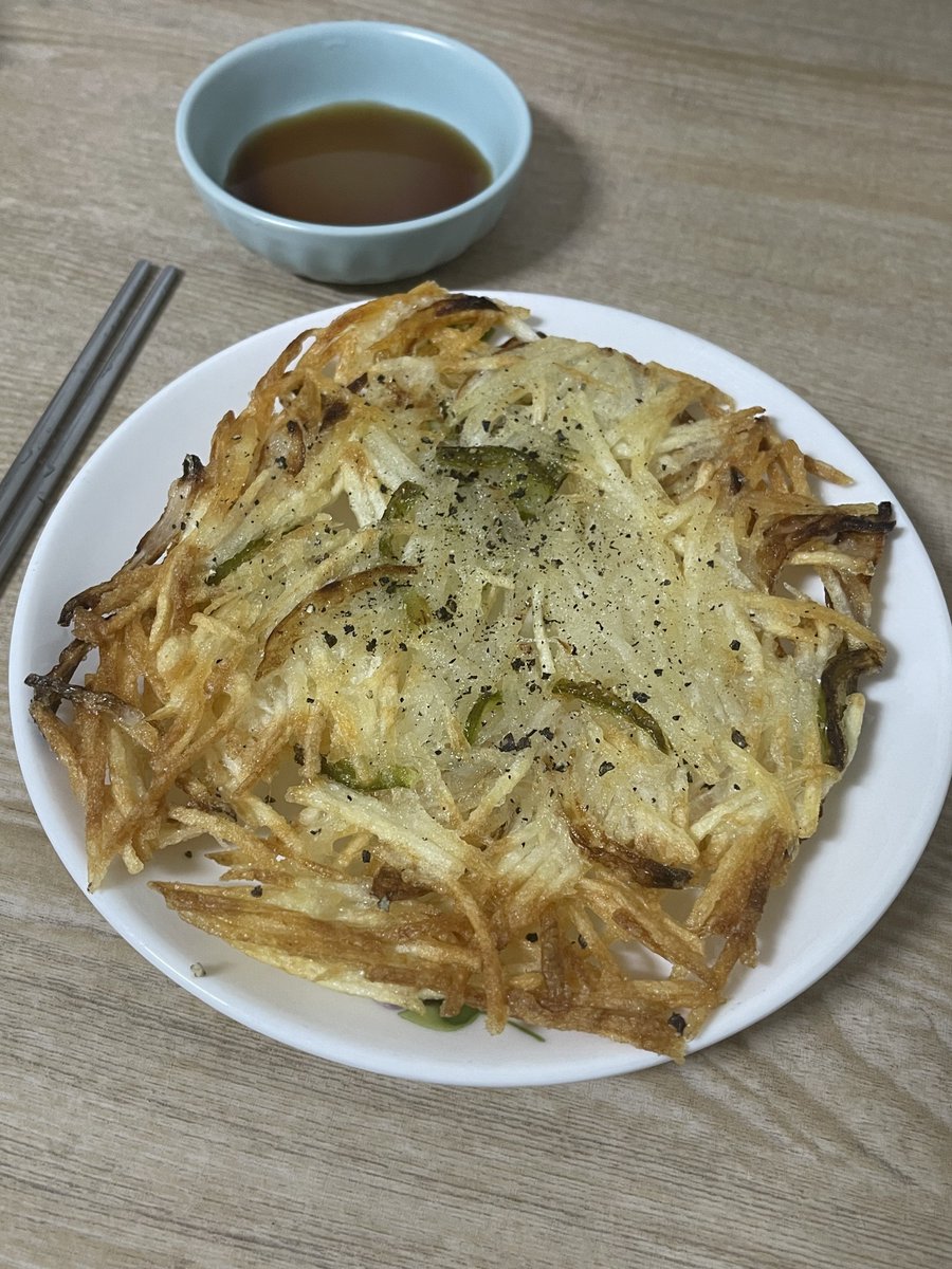 햇감자전 🥔

감자3 양파1 피망1/2 채썰어서
찬물에 담궜다가 물기 빼고
감자전분 5스푼 소금간 약간 쉐킷
빠삭빠삭 빠사삭 😋