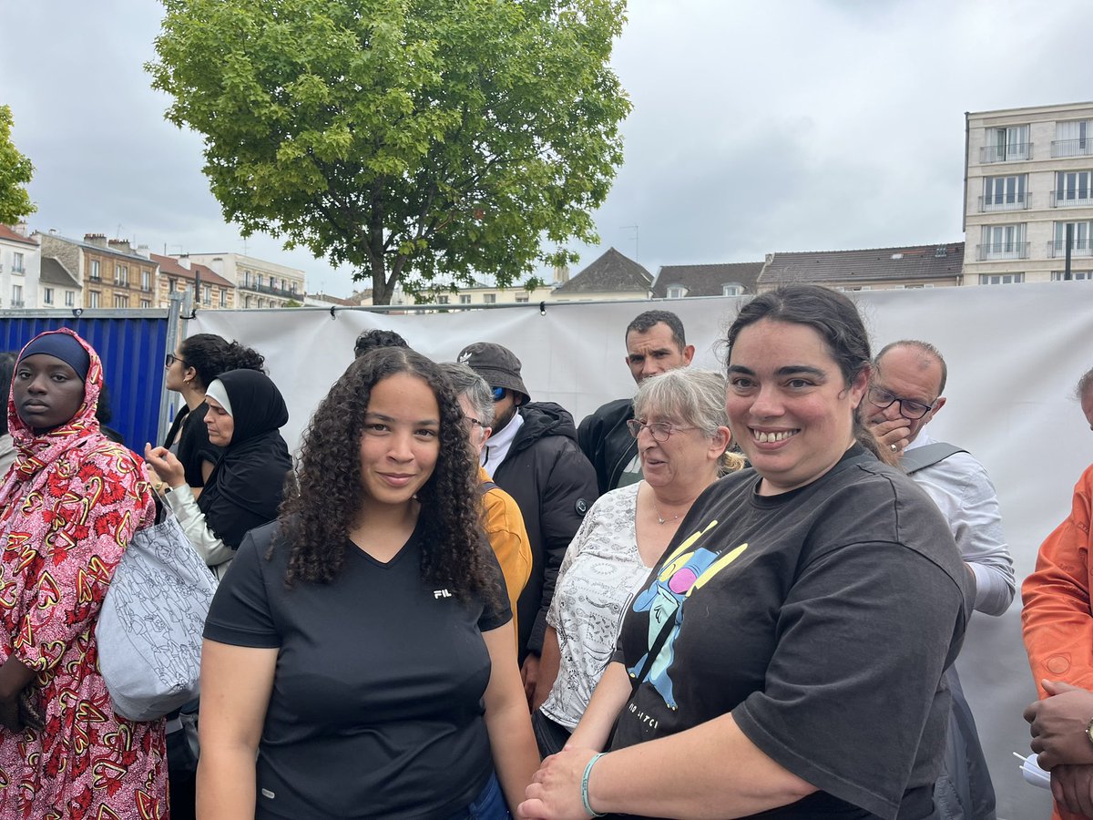 14h40 devant la mairie de Saint-Denis, « Ça rentre enfin ! » s’exclame Léa 18 ans elle attend devant les barrières depuis puis 11h du matin pour être au premier rang du concert de Slimane.