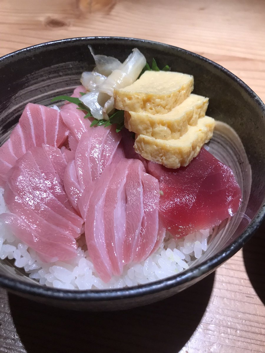 katohtakashoten's tweet photo. 静岡駅アスティで晩飯。
��津の特選マグロ丼をいただく。
美味いね。
#マグロ丼 
#アスティ静岡 https://t.co/ydroyJbd8Z