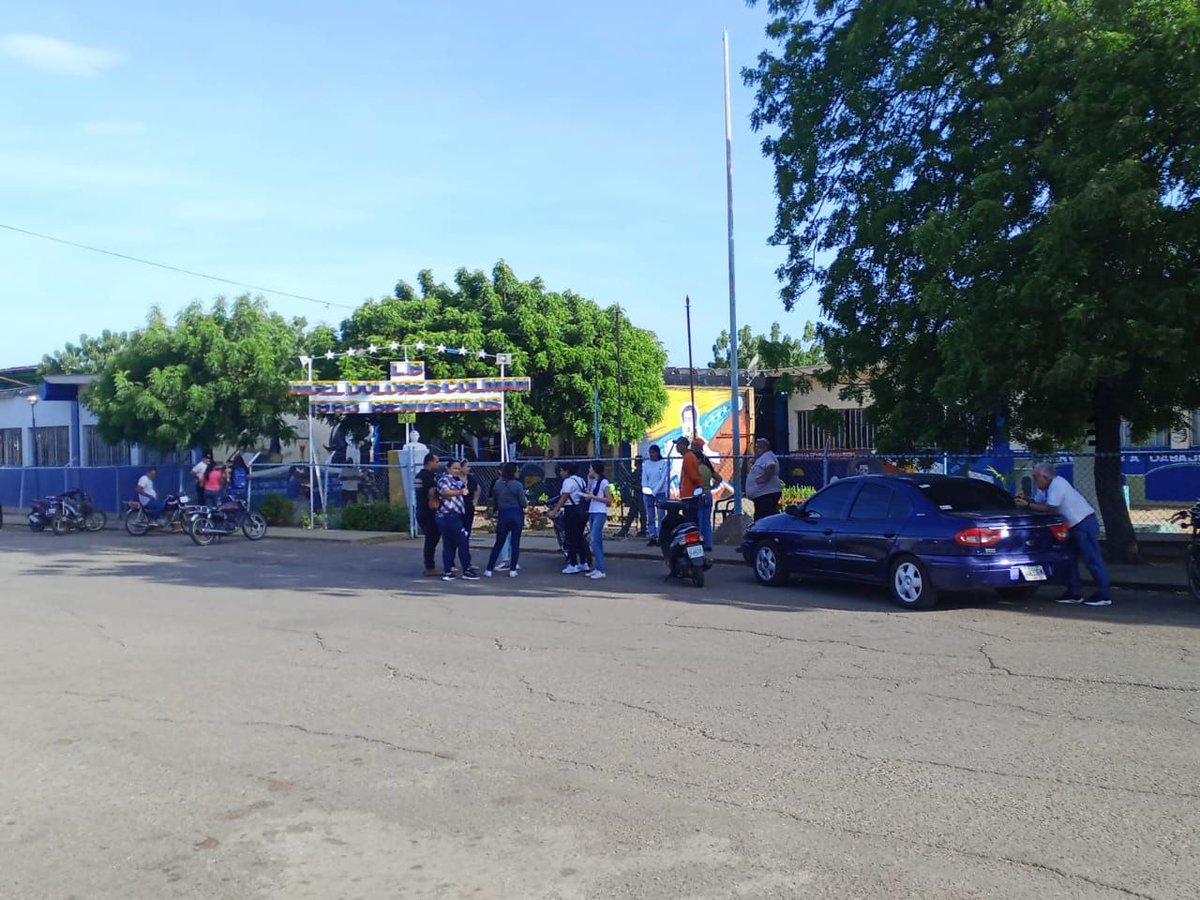 CronicaUno's tweet photo. El centro de votación Liceo Nacional Angel Dolores Colmán en Dabajuro estado #Falcón ya está en el proceso de la instalación de 3 mesas, con miembros y testigos presentes. En las afueras permanece el apoyo de los ciudadanos

Foto: Cortesía Dulce Piña https://t.co/foVoXBshtf