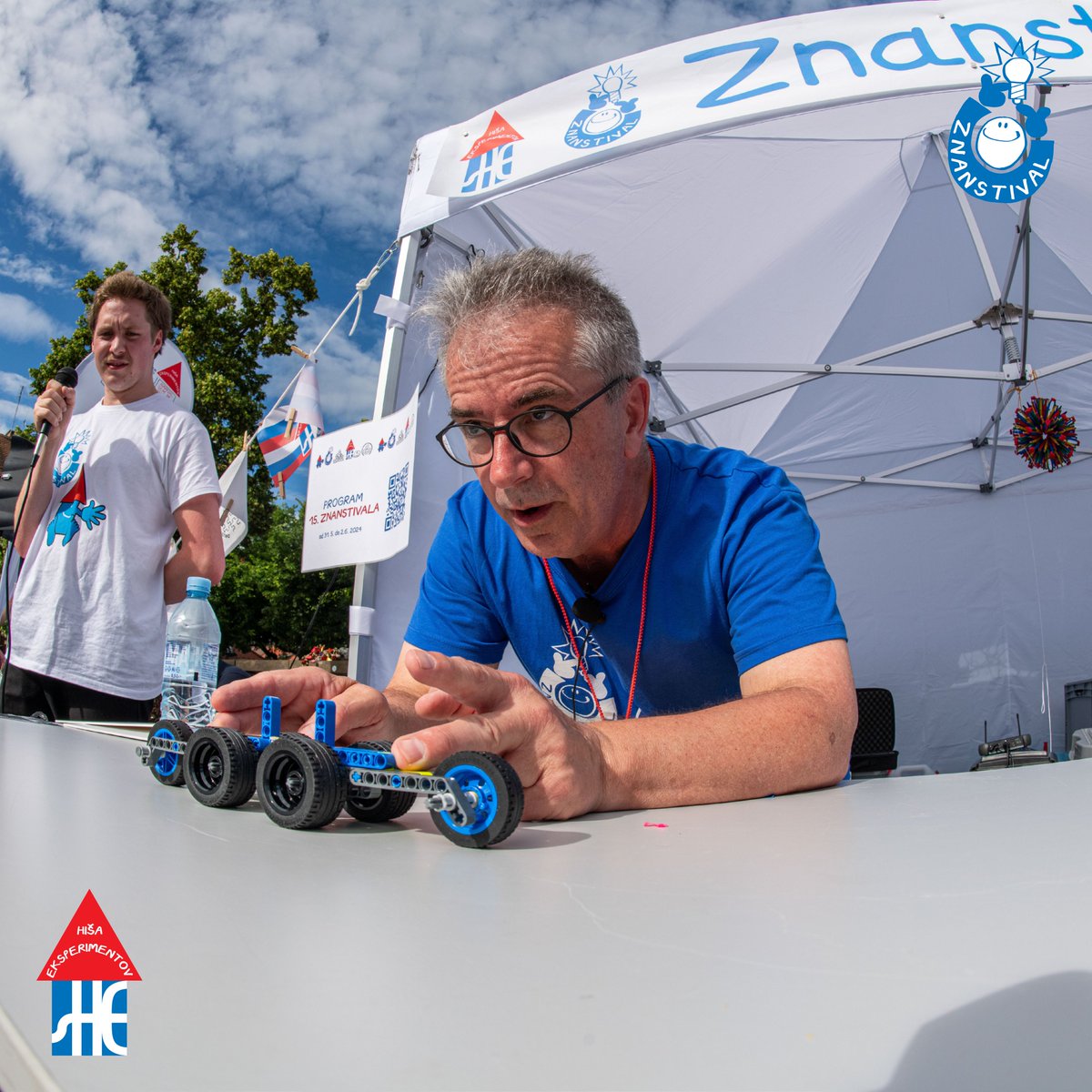 Utrinek z letošnjega Znanstivala: Avtomobilčka iz kock.

Kocke za sestavljanje so lahko koristne za izdelavo preprostih rekvizitov za demonstracije. John jih je uporabil za izdelavo dveh avtomobilčkov.

Za katere poskuse pa bi jih uporabili vi?

Foto: Branko Čeak

#znanstival