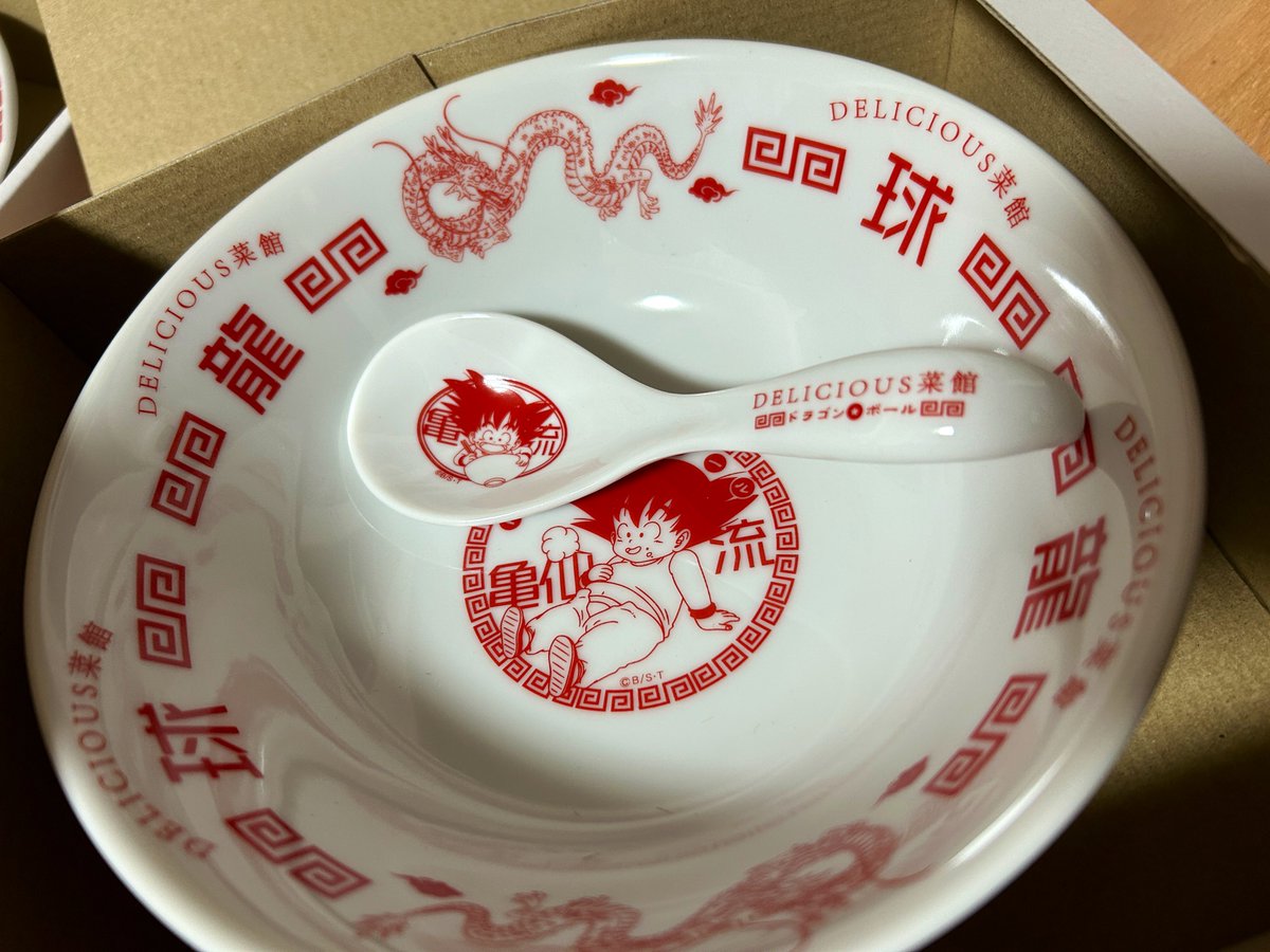 今日買ってきた中華シリーズを帰ってきてよく見たら、チャーハン皿もどんぶりにも小皿にもTシャツにも、全部の商品に「DELICIOUS菜館」のロゴがある!!
作中に登場する、21回天下一武道会の打ち上げに使ったお店のロゴだ!!!最高!! 