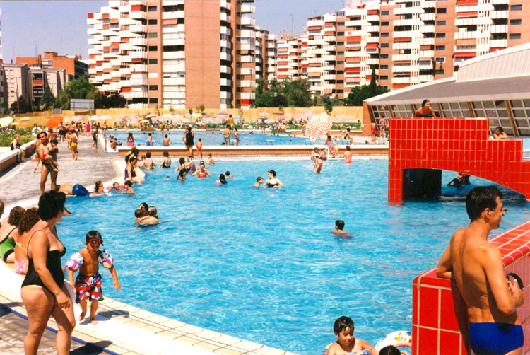 PatrimonioCM's tweet photo. 📷Bañistas en la Piscina Villafontana, en Móstoles, 1994. Colección “Madrileños” (José Arrabal), ARCM. https://t.co/4jZ0lPQiNU