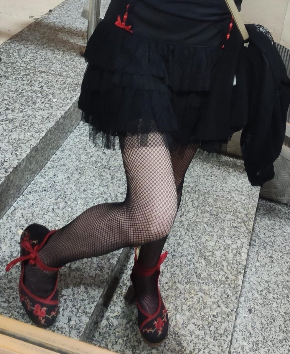 yuukobutterfly's tweet image. #modaLocal que hace siglos no usaba. Susana Ribeiro es la artífice de esta preciosidad de falda. Me arrepiento de haber dudado tantas veces sobre llevarla, sobre todo con corsets. Pero después de golpes que te sacuden la vida entera, se va el 99% del miedo. #sinMiedoAlQueDiran