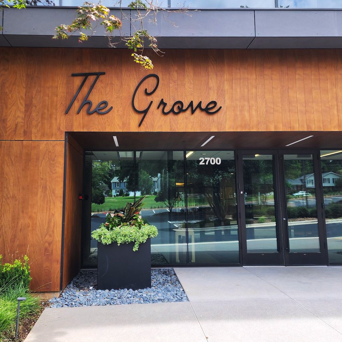 capital_sign_nc's tweet image. The Grove is applying the finishing touches, complete with newly installed acrylic lettering and a freshly displayed address! 🤗 

#SignExpert #AcrylicLettering #SignDesign #GraphicDesign #Signage #ExteriorSignage #OutDoorSignage #SignInstallation