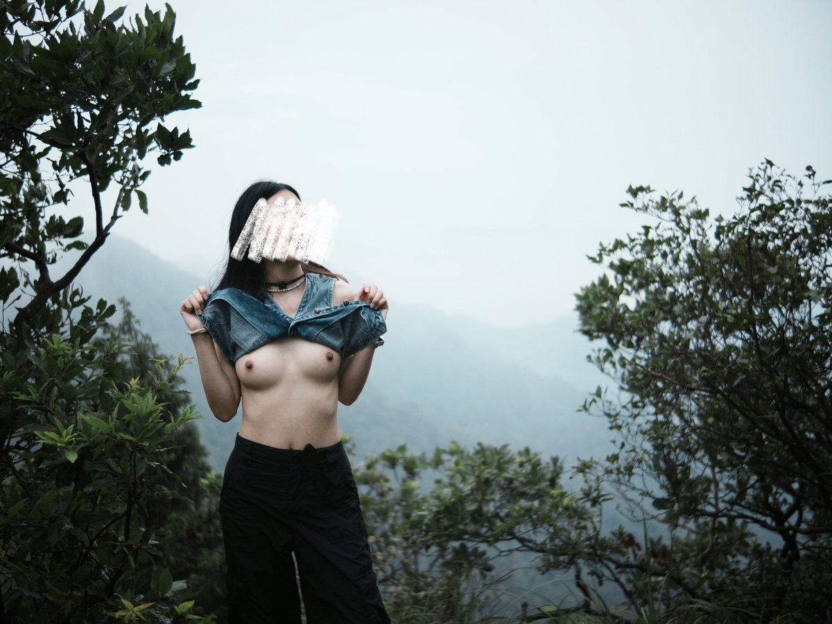 山顶露出，看在我老婆喂蚊子也要露胸给你们看的份上，点个赞吧。
@Fengsiyuan
@wqganenshi_
@luchu888888
@007share https://t.co/OToU0TiGg1