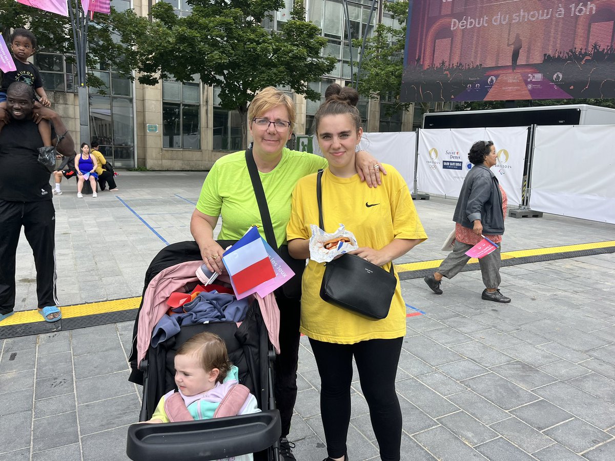 « Slimane réunit toute la famille » rigole Christelle 53 ans accompagnée de sa fille Manon et de sa petite-fille Victoria. « J’espère qu’il chantera sa dernière chanson, celle de l’Eurovision, c’est ma préférée ! »