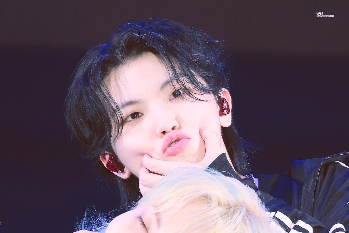 vobo_woozi's tweet photo. 240723 #SEVENTEEN #WOOZI #우지 #세븐틴 #ウジ 

부우우우우우 😗🖤🖤🖤🖤❤️ https://t.co/qZHkGp50Zc