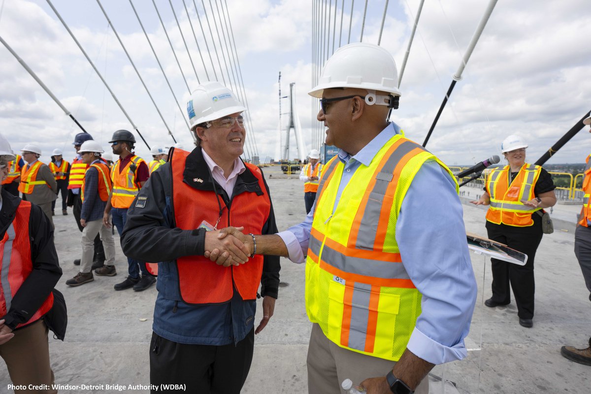 FHWA Adm @bhattmobilet joined <a href="/SeanFraserMP/">Sean Fraser</a> &amp; other officials in Detroit, MI to celebrate the connection of the US-Canadian sides of the #GordieHoweBridge. This milestone is a testament to our strong partnerships with MI, Canada, &amp; the several partners supporting this project.