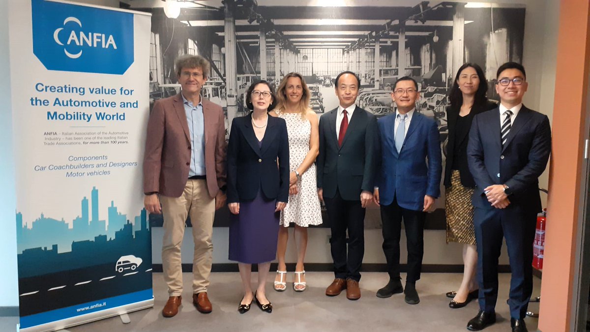 ANFIA_it's tweet photo. ➡️Ieri @gianmarcogiorda ed @EmanuelaPregno1 hanno parlato di trend del settore e possibili collaborazioni con una delegazione🧑‍🤝‍🧑dall'Ambasciata della Repubblica Popolare Cinese nella Repubblica Italiana e dal Consolato Gen. della Repubblica Popolare Cinese a Milano
#ANFIASocial https://t.co/9nDHulEKEV