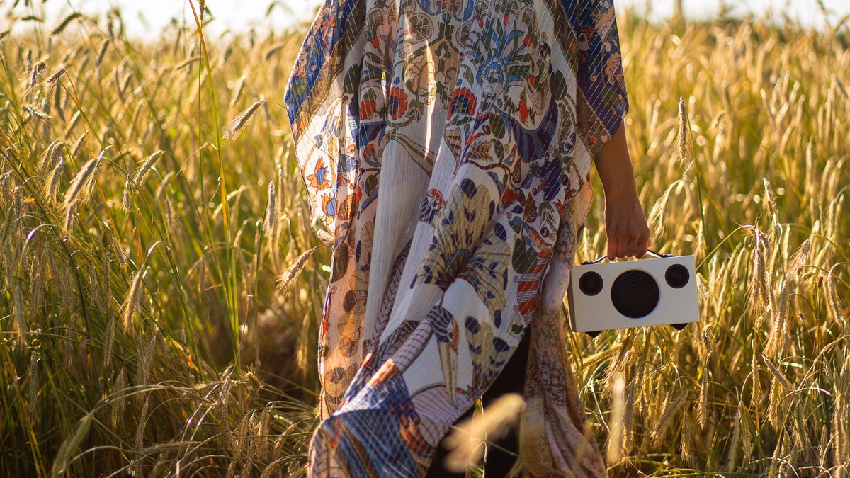 El T3+ de @‌audioprosound es pequeño, pero suena a lo grande ¡Ideal para que te lo lleves de vacaciones! Altavoz inalámbrico con Bluetooth 4.0 con una de las mejores baterías del mercado, en la que incluso puedes cargar tu móvil. Para que disfrutes de tu música durante 30 horas.