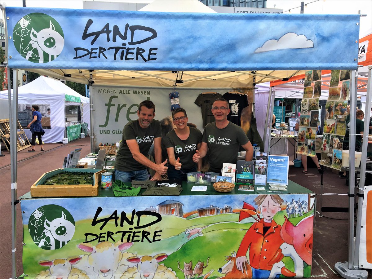 Endlich wieder Veganes Straßenfest Hamburg auf dem Spielbudenplatz auf St. Pauli! ⚓

Wer  morgen noch keine Pläne hat: auf zur Reeperbahn! Auch das Land der  Tiere ist natürlich wieder mit Infostand dabei. Wir freuen uns auf euch!  💚

➡️ land-der-tiere.de/veganes-strass…