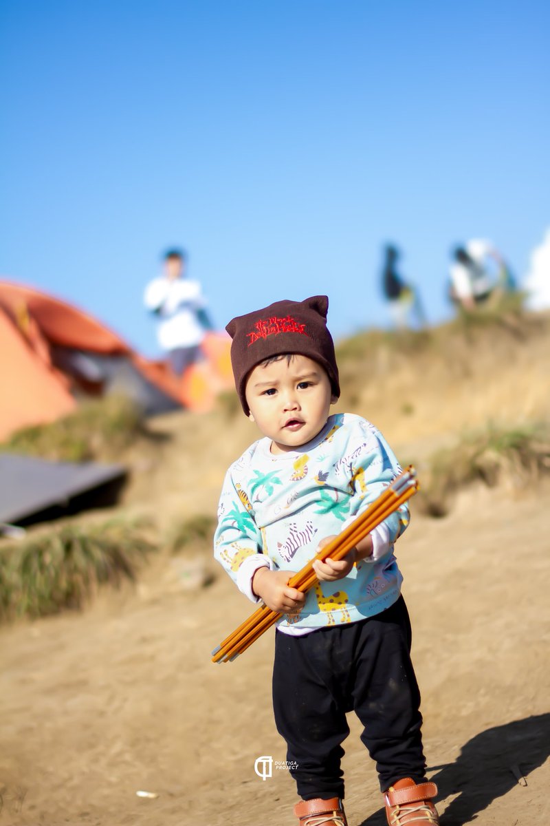 MashaAllah, Arga udah mau belajar diriiin tenda 🥹❤️
