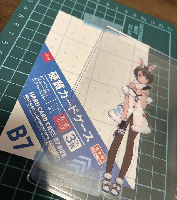 コミケのグッズセットのクリアシールの遊び方を考えてみた!貼ってはがせるタイプではないので100均にあるB7サイズの硬質ケースとB7にカットしたプラ板に貼って遊んでみた!透けちゃう問題も少しマシ!裏にポスカで白塗るともっとマシ!工作大好きcom氏より#C104 