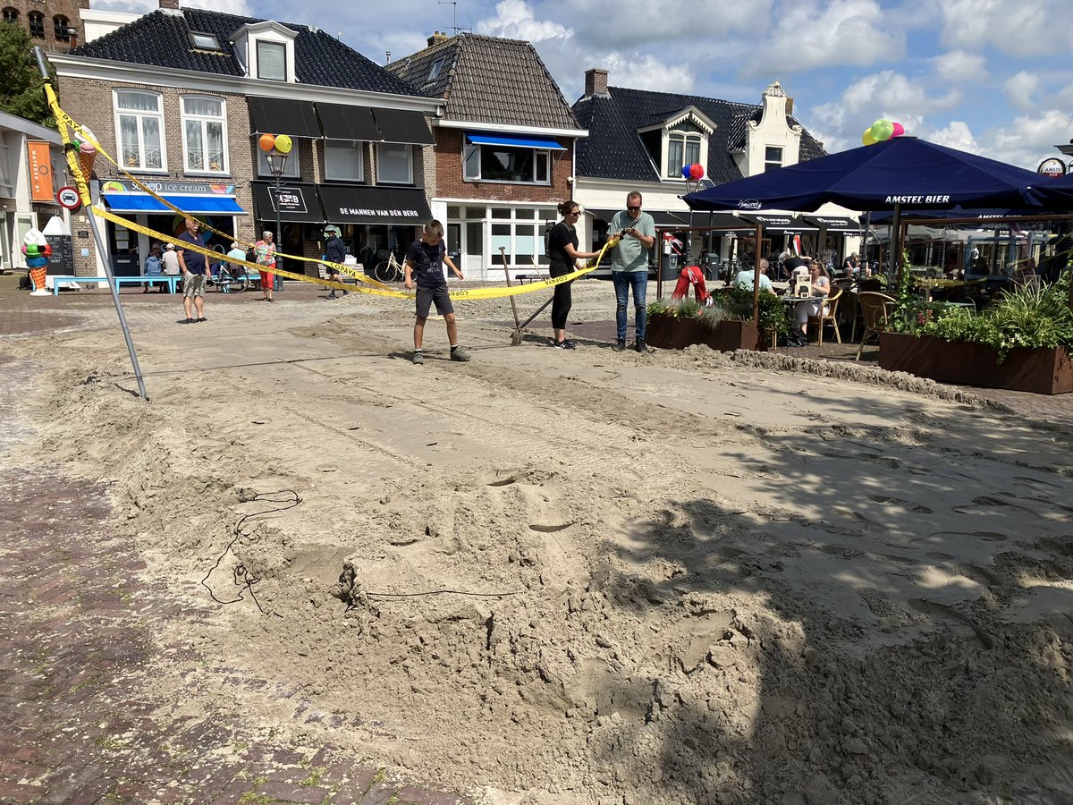 sportingrou's tweet photo. Voorbereiding beach volleybal vanavond in centrum van @zonniggrou 

Start skûtsjewike 2024 

20 teams met totaal 150 spelers in het veld. https://t.co/qk6Bnwwfkm