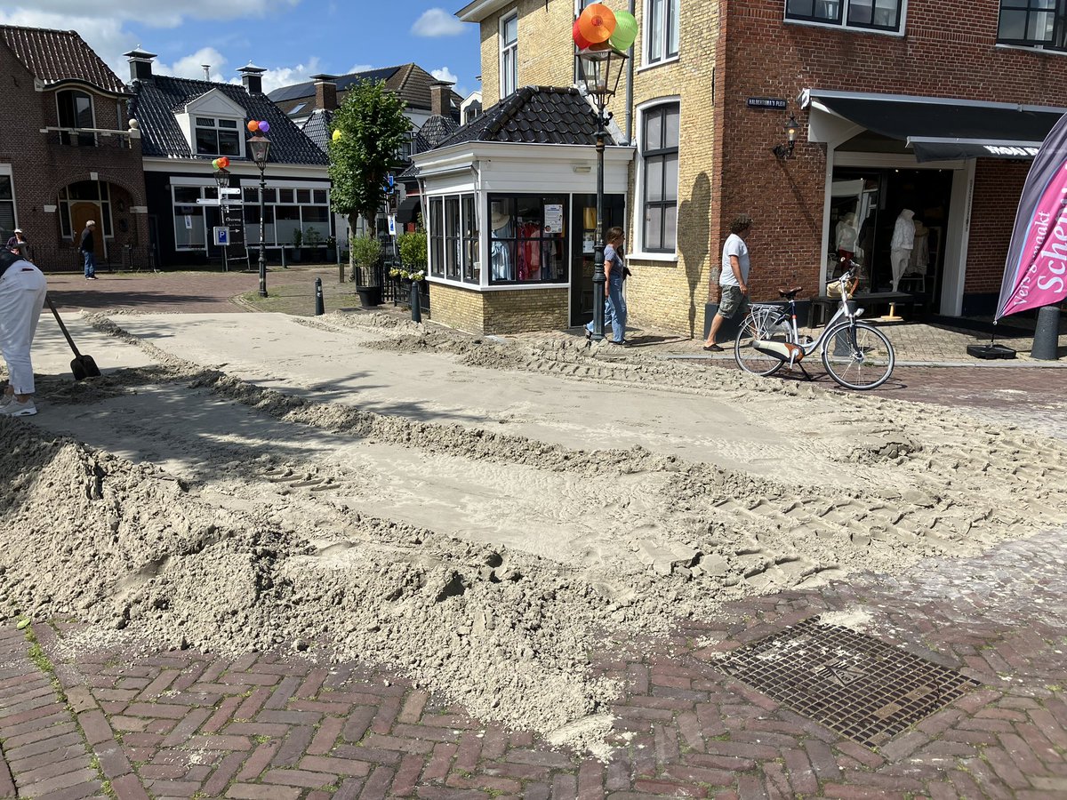 Voorbereiding beach volleybal vanavond in centrum van <a href="/zonniggrou/">Grou</a> 

Start skûtsjewike 2024 

20 teams met totaal 150 spelers in het veld.