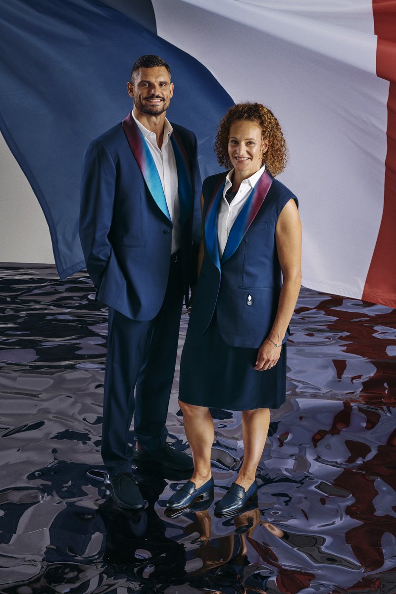EquipeFRA's tweet photo. Nos porte-drapeaux vous donnent rendez-vous à 19h30 pour une cérémonie qui s'annonce historique 🇫🇷 https://t.co/Nfg8M1z0pA