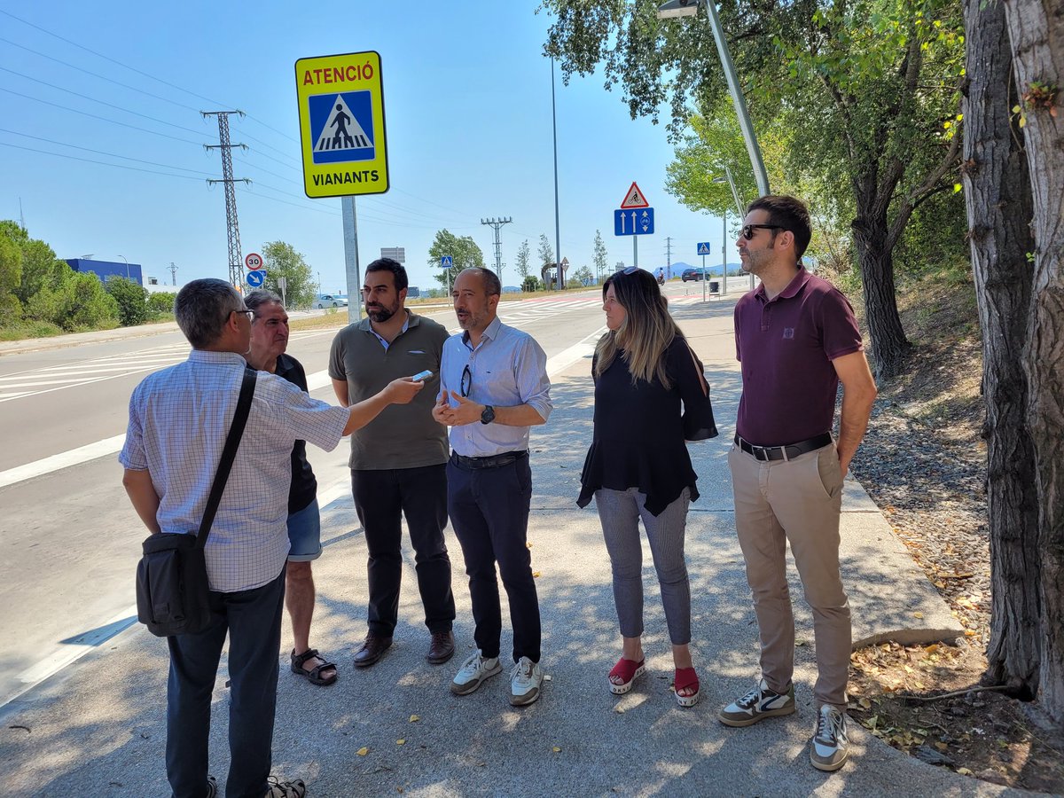 👷 Finalitzada la vorera del carrer Alvar Aalto fins a la passera entre Cal Gravat i Bufalvent amb l'objectiu de millorar la mobilitat a la zona. També s'hi han fet nous passos de vianants, s'ha prolongat el carril bici i nous enllumenat i senyalització
ℹ tinyurl.com/2xv3ydtn