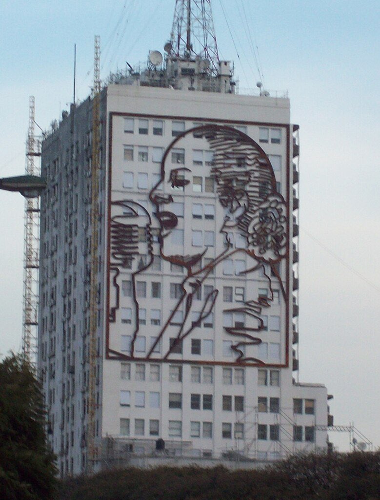 JonatanVialeXD's tweet photo. ¿Por que imagen remplazarían la de Eva Perón? 

1 -  Messi 
2-  Favaloro
3-  San Martín 
4- Belgrano 
5- Sarmiento 
6- Derrumbarías el edificio https://t.co/vLQQOyMy16