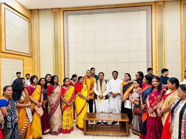 JPradhanBJP's tweet photo. ଓଡିଶା ପାଇଁ ଏକ ଜନକଲ୍ୟାଣୀ ଓ ପ୍ରଗତିଶୀଳ ବଜେଟ ଉପସ୍ଥାପନା କରିଥିବାରୁ ଆମର ପ୍ରିୟ ମୁଖ୍ୟମନ୍ତ୍ରୀ ଶ୍ରୀଯୁକ୍ତ ମୋହନ ଚରଣ ମାଝୀଙ୍କୁ ବିଭିନ୍ନ ବର୍ଗର ଜନସାଧାରଣ ଆଜି ରାଜ୍ୟ ଷ୍ଟେଟ ଗେଷ୍ଟ ହାଉସ ଠାରେ ଶୁଭେଚ୍ଛା ଅଭିନନ୍ଦନ ସହ କୃତଜ୍ଞତା ଜଣାଇଛନ୍ତି l @MohanMOdisha

#DhanyabadCMOdisha
#dhanyabadcmmohancharanmajh https://t.co/GhXYJkIdWO
