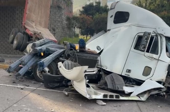 Vehículo de transporte pesado cae del Puente del Paso a Desnivel ubicado en las Rosas, zona 5 de #Quetzaltenango  debajo del transporte pesado hay una motocicleta, cuerpos de socorro informan que no hay heridos.
Congestión vehícular por el sector.
Via <a href="/wgcolloy/">Willber Colloy</a> 
#EUXela