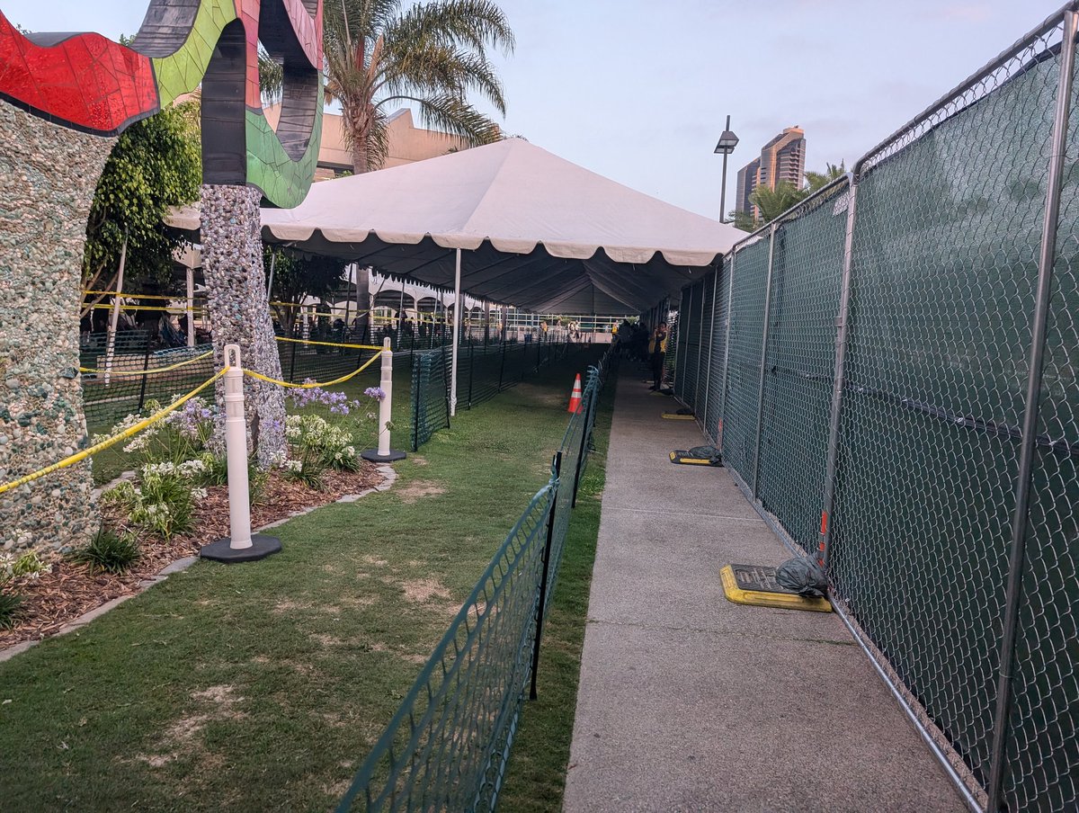 SD_Comic_Con's tweet photo. #SDCCLineUpdate The line for "Everything but Hall H" is beginning to condense! The first chute second tent has filled up and started the second chute #sdcc https://t.co/lPLvdgw7rm