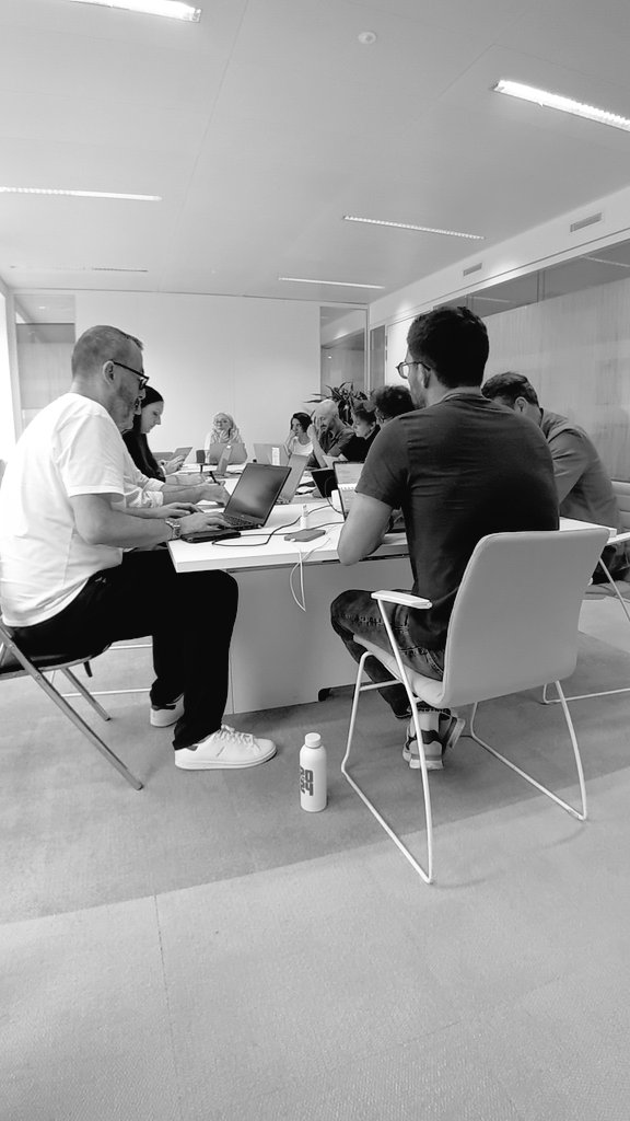 Autour de <a href="/MonsieurPierre/">Pierre Chausse</a>, les équipes du journal <a href="/le_Parisien/">Le Parisien</a> à l'œuvre sur le contenu de l'édition du 27 juillet.
56 pages à produire dont une quarantaine sur la cérémonie d'ouverture et les Jeux de Paris !