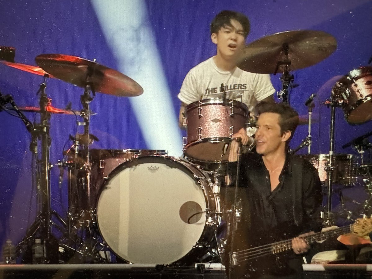 mbYKrwgihsgr6YS's tweet photo. 一番前でCan I drumってKILLERSに向けてアピってステージ上がってあれだけ叩くってマジヤバい
ワタルやるじゃん！
#わたる　#フジロック　#TheKellers https://t.co/6fSwjvVVjh