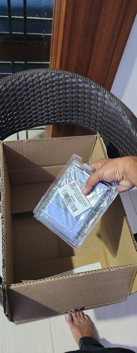 thevinayaknair's tweet photo. Who at Amazon trains the employees to fit a hard drive into a box 10 times it's size? The hdd plastic box was open and drive was moving around in the larger box. I hope the drive is not damaged. 😢 #amazon #amazoncustomer https://t.co/PsjDXQJzyU