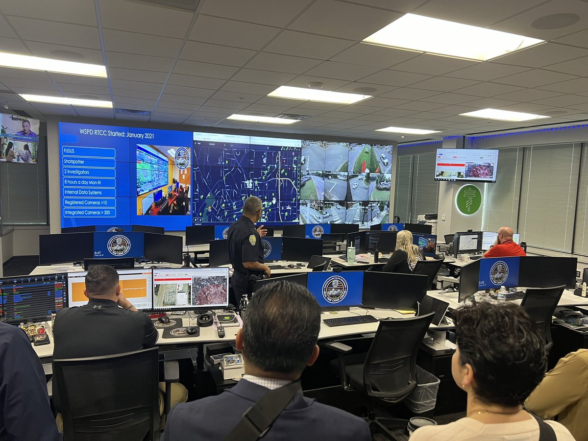 CaleaMexico's tweet photo. La delegación de agencias de México que participa en la #CALEASummerConference de @CALEA_org en #WinstonSalem visita el departamento de policía de Winston-Salem @CityofWS para conocer las nuevas tecnológicas y prácticas que se desarrollan en el #RealTimeCrimeCenter https://t.co/DMmuu6HOv4