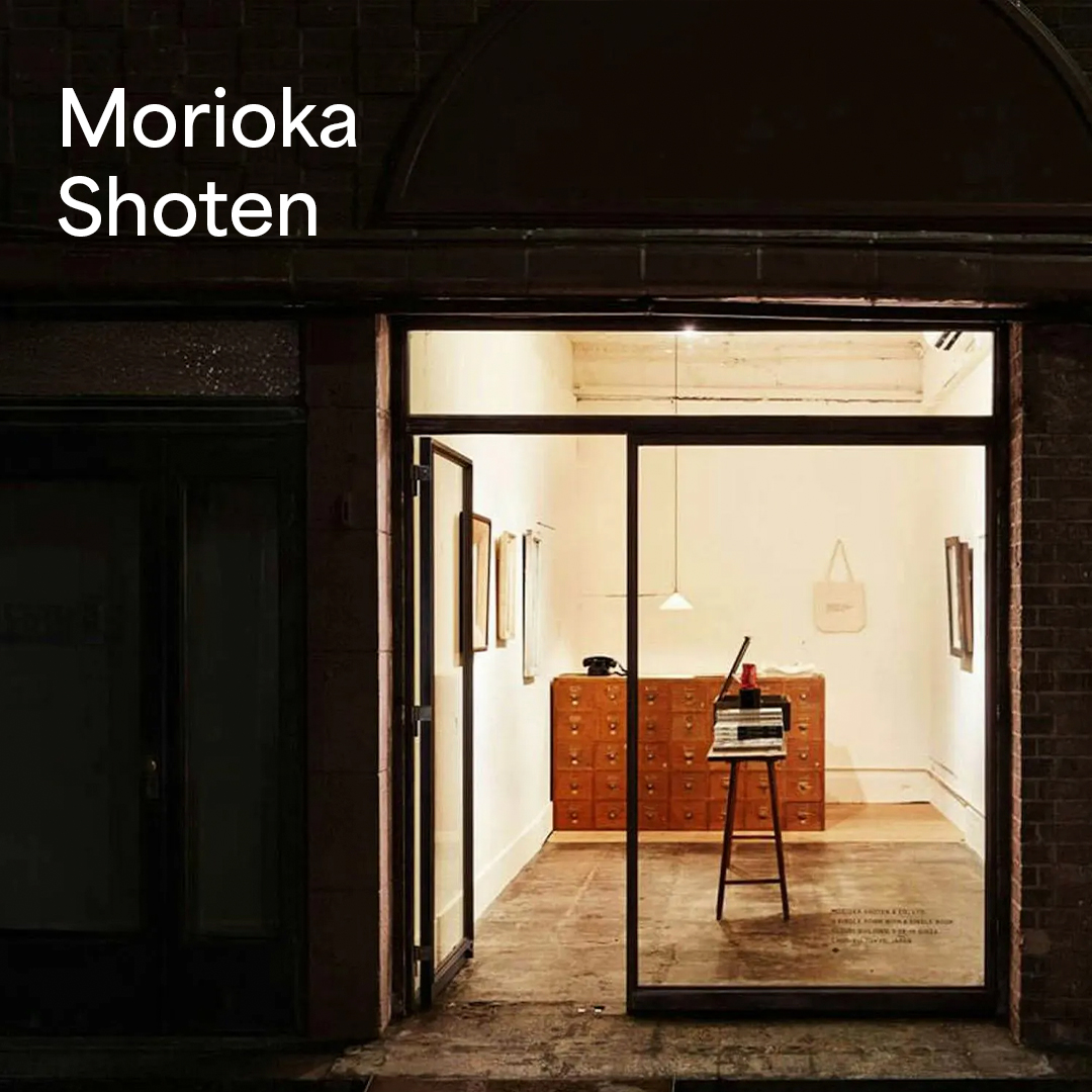 In Giappone la libreria Morioka Shoten a Tokyo vende un solo libro alla settimana. Ogni settimana, un libro diverso viene messo in vetrina, creando un'esperienza unica e intima. In questo modo il libro che viene trattato come se fosse un’opera d’arte.