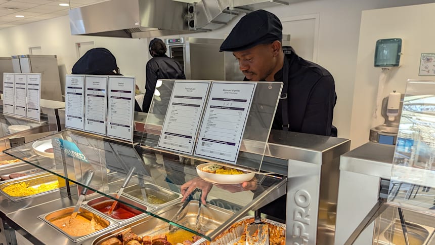 Otro ENORME PROBLEMA antes de que empiecen los Juegos.

Todos los atletas quejándose de que hay muy poca comida. La organización preparó un equipo de 'chefs Michelin', esos que te sirven raciones mínimas, a gente que desayuna 10 huevos y sigue con hambre...
Dos tercios de los