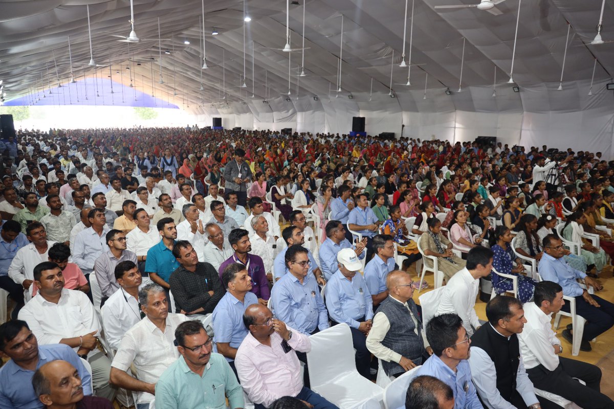 ChaudhryShankar's tweet photo. Suzuki and Banas Dairy signed an MoU to set up 5 bio-CNG plants in Banaskantha for Rs. 250 crore. This initiative will pioneer the world's first cow dung-based mobility project, the work of Banas Bio-CNG will set a new benchmark. https://t.co/mlJ4b1y0K5
