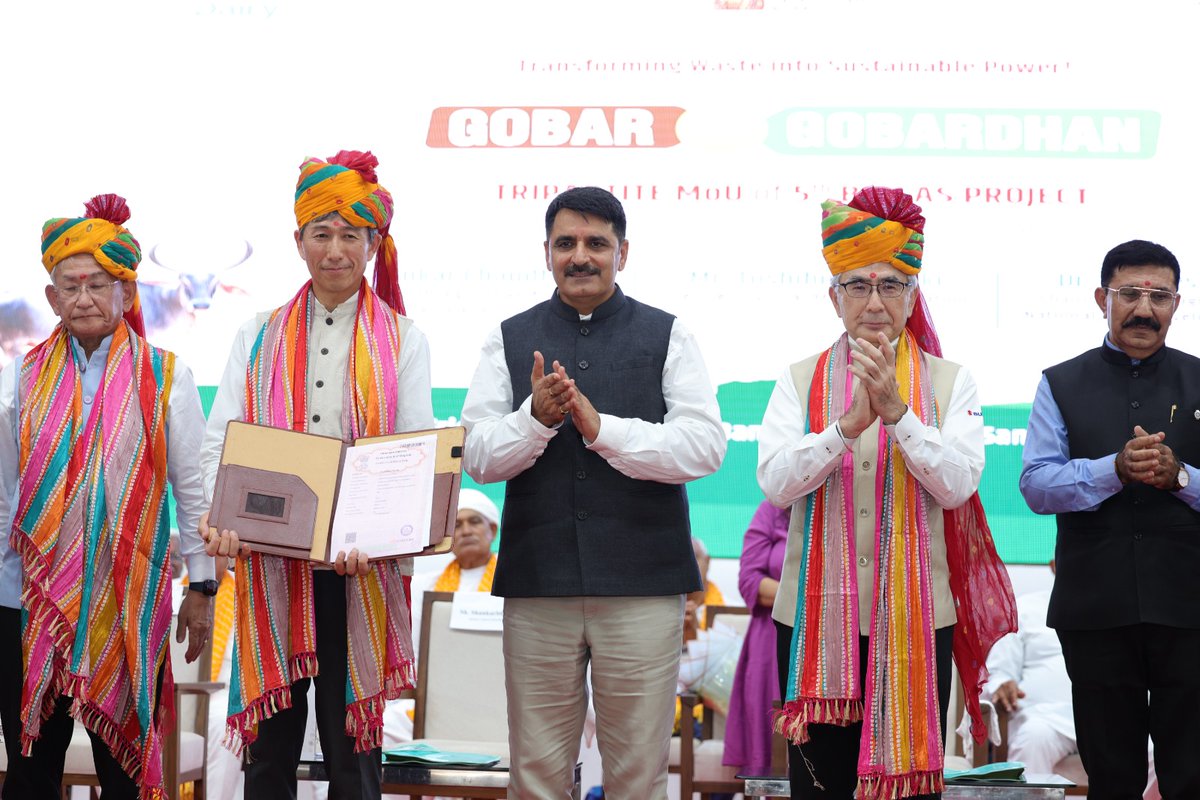 ChaudhryShankar's tweet photo. Suzuki and Banas Dairy signed an MoU to set up 5 bio-CNG plants in Banaskantha for Rs. 250 crore. This initiative will pioneer the world's first cow dung-based mobility project, the work of Banas Bio-CNG will set a new benchmark. https://t.co/mlJ4b1y0K5