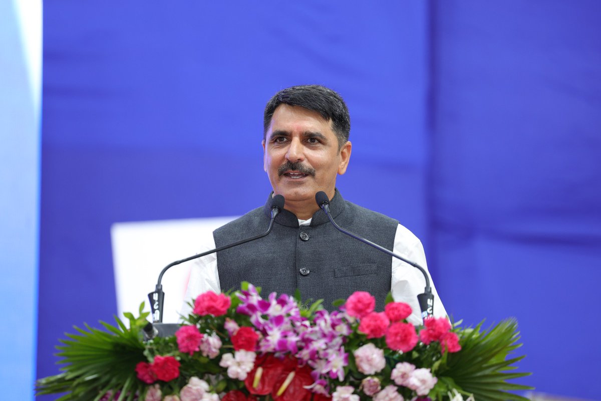 ChaudhryShankar's tweet photo. Suzuki and Banas Dairy signed an MoU to set up 5 bio-CNG plants in Banaskantha for Rs. 250 crore. This initiative will pioneer the world's first cow dung-based mobility project, the work of Banas Bio-CNG will set a new benchmark. https://t.co/mlJ4b1y0K5