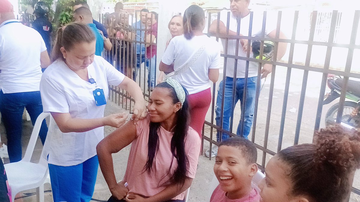 Hoy desde el barrio La Esperanza nos unimos al fortalecimiento de la cobertura en vacunación en familia
madre, hijos, población mayor acudieron a ponerse al día.

🌟Son 22 biológicos disponibles que ayudan a la prevención de 30 enfermedades.