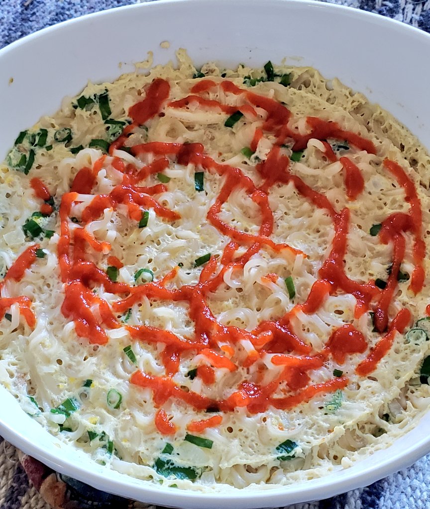 covertress's tweet image. Which Came First Soup 🍲 
Chicken, egg, shrimp ramen, garlic, ginger and green onions, topped with sriracha 😋 #cookingforone