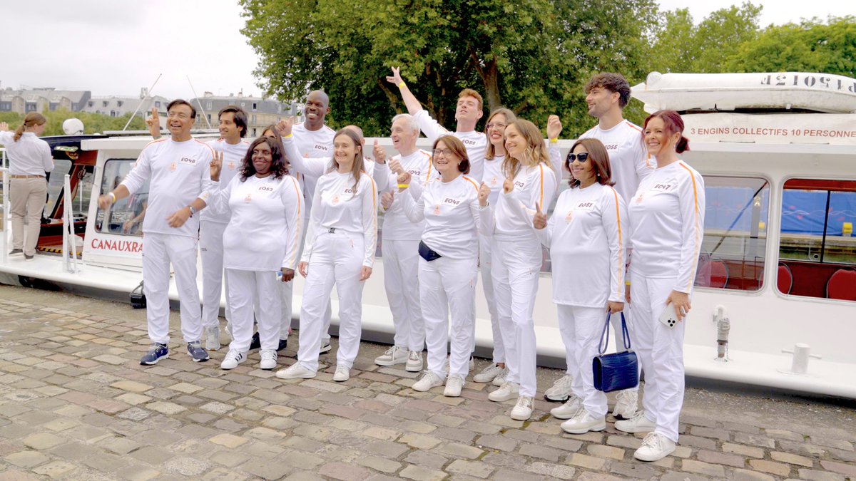 Paris's tweet image. Nos relayeurs et relayeuses pour la dernière étape parisienne 😍

Merci à eux d’avoir fait vibrer le bassin de la Villette et le canal Saint-Martin avec leurs belles valeurs d’amitié et de respect. #Paris2024 

Mention spéciale à notre judoka et relayeur @axusbenjamin ✨