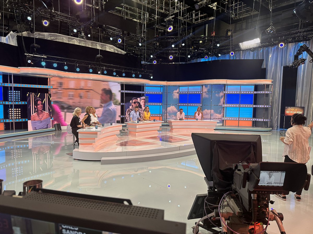 Vamos a por el último día de @asieslavidatele con <a href="/SandraBarneda/">Sandra Barneda</a> y <a href="/ZesarM/">César Muñoz</a> acabar un programa siempre es duro, pero nos vamos con la cabeza bien alta y con la satisfacción del trabajo bien hecho. <a href="/CuarzoTV/">Cuarzo Producciones</a>