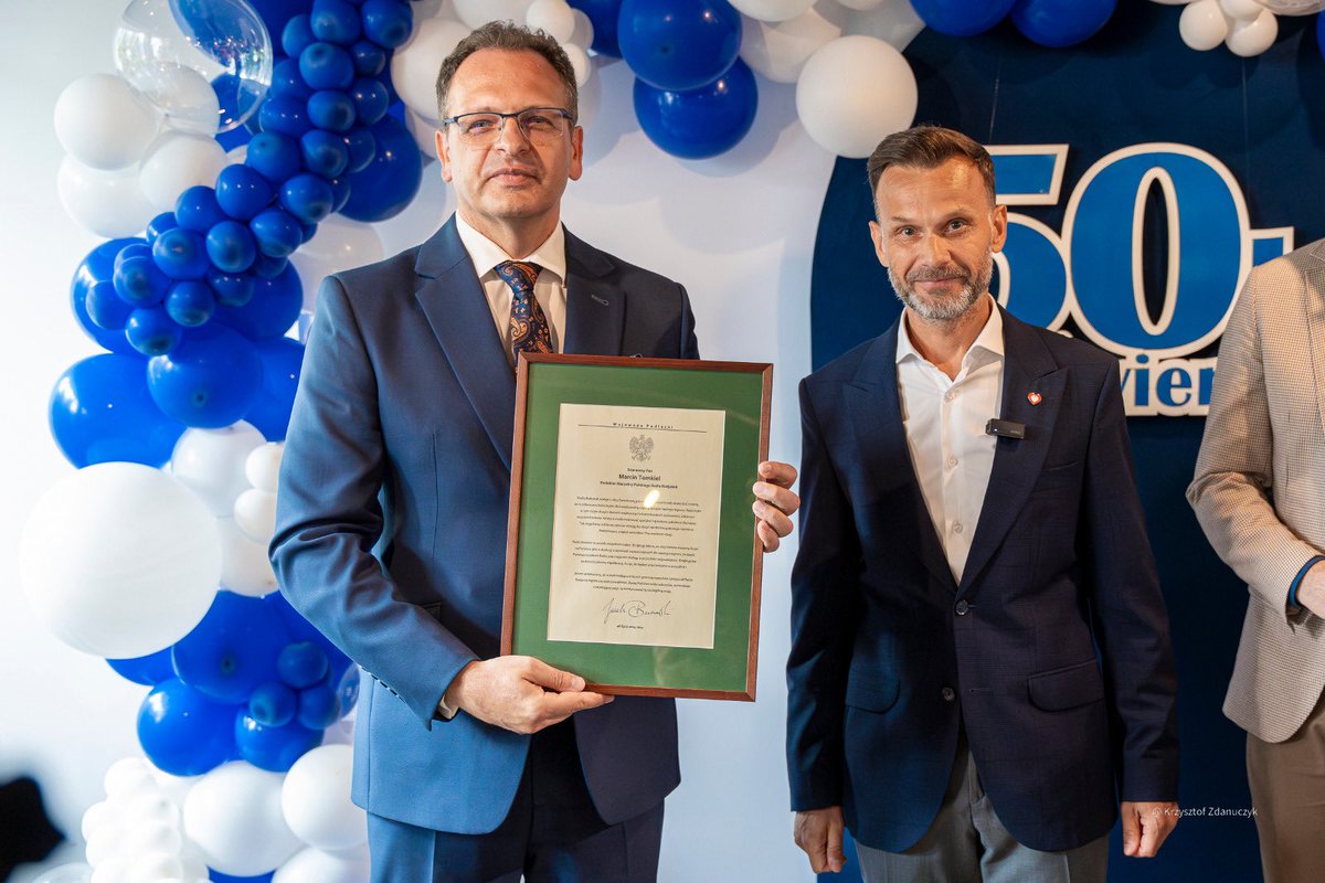 PodlaskiUW's tweet image. 📻 @radiobialystok świętuje 50-lecie. Wśród gości rocznicowej uroczystości był wojewoda @brzozowskij, który podziękował radiowcom za współpracę i życzył, by stacja była nadal ważnym głosem w dyskusji o sprawach regionu.