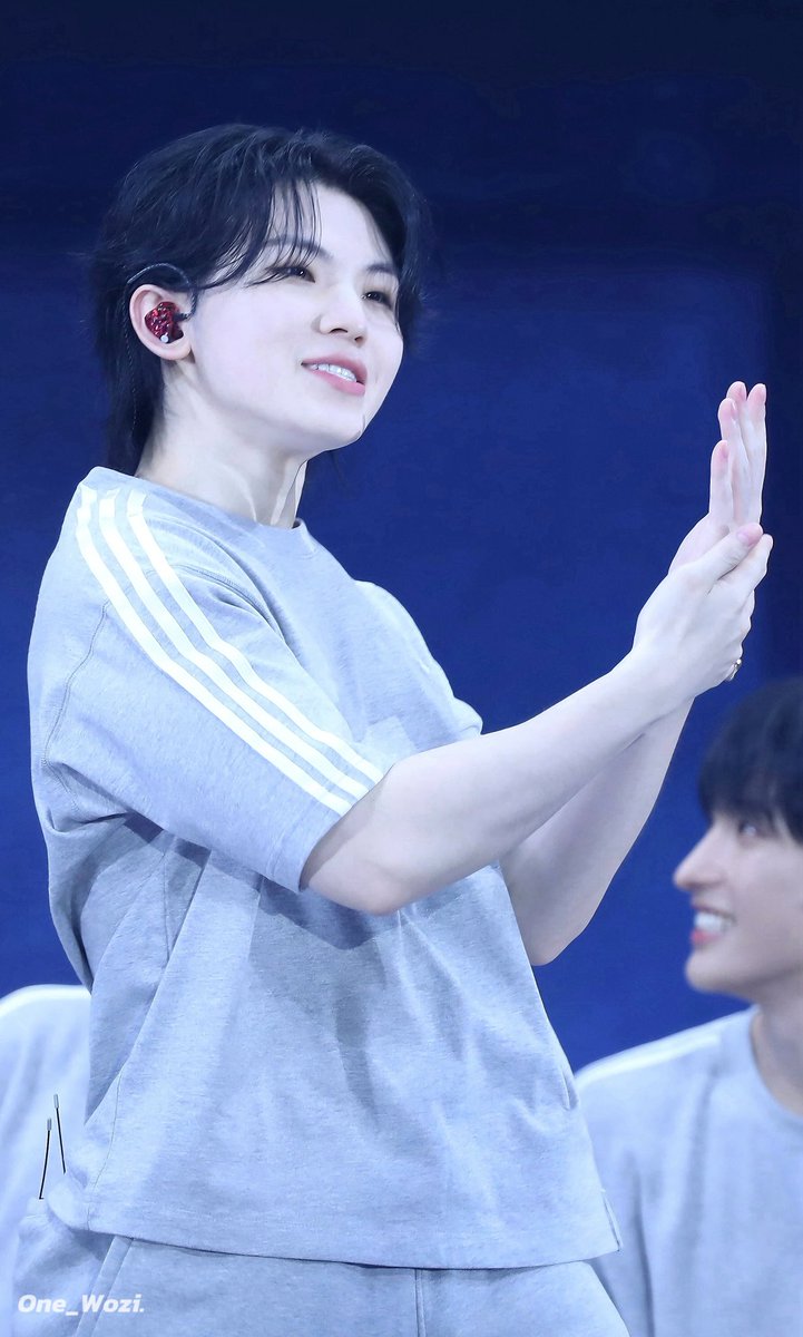 240723  캐럿랜드
✋🏻   🤚🏻

#우지 #WOOZI  #이지훈  #ウジ  #세븐틴 #SEVENTEEN