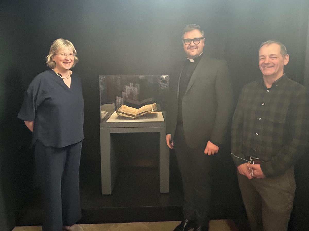 RCBLibrary (@rcblibrary) on Twitter photo The Red Book of Ossory is welcomed home by the Dean of <a href="/SaintCanices/">St Canices Cathedral</a> alongside conservator Dr John Gillis and Dr Susan Hood, Head Archivist of the RCB Library
stcanicescathedral.ie/red-book-of-os… The Red Book of Ossory is welcomed home by the Dean of <a href="/SaintCanices/">St Canices Cathedral</a> alongside conservator Dr John Gillis and Dr Susan Hood, Head Archivist of the RCB Library
stcanicescathedral.ie/red-book-of-os…