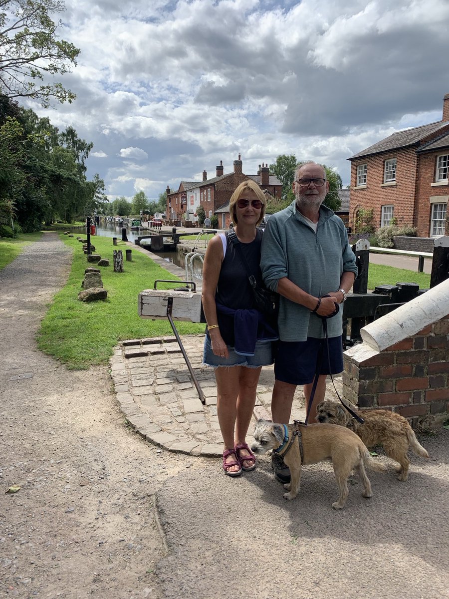 GeorgeJanice1's tweet photo. Now we iz in da picture ov wun ov da most photographed pubs #BTPosse Pals! πΈ #TheSwan #muckyduck π¦’ #FradleyJunction #canallife πΆπΆπΎπΎπ€©π€© https://t.co/YQosP00XlJ