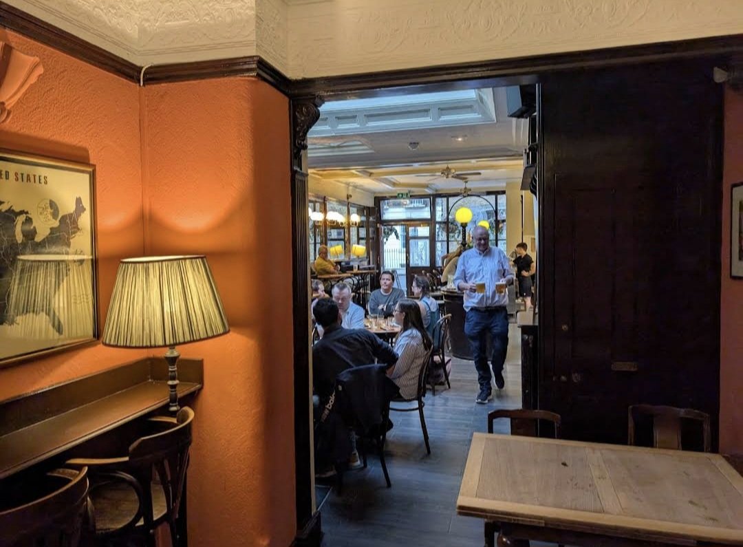 London has plenty of "Queen's Head" pubs. What ours has to offer is the following:

🍻 Victorian boozer with one room for a convivial pub feel
🍻 the best modern brewed Beers on keg, cask and in bottled/canned form
🍻 well crafted Ciders and Perries