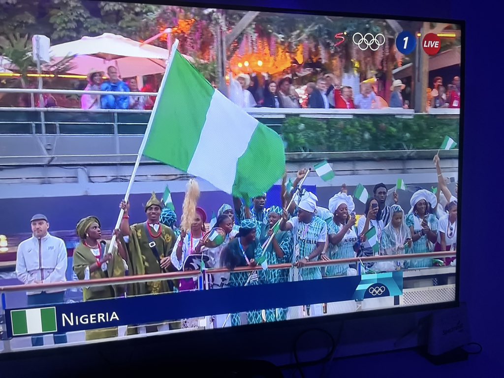 MakingOfChamps's tweet photo. Naija🇳🇬🇳🇬 Athletes on the boat in the parade of Nations at the #OpeningCeremony of #Paris2024 #Olympics

Now let the Games begin.... #NaijaNoDeyCarryLast https://t.co/pUWPzF3Ily